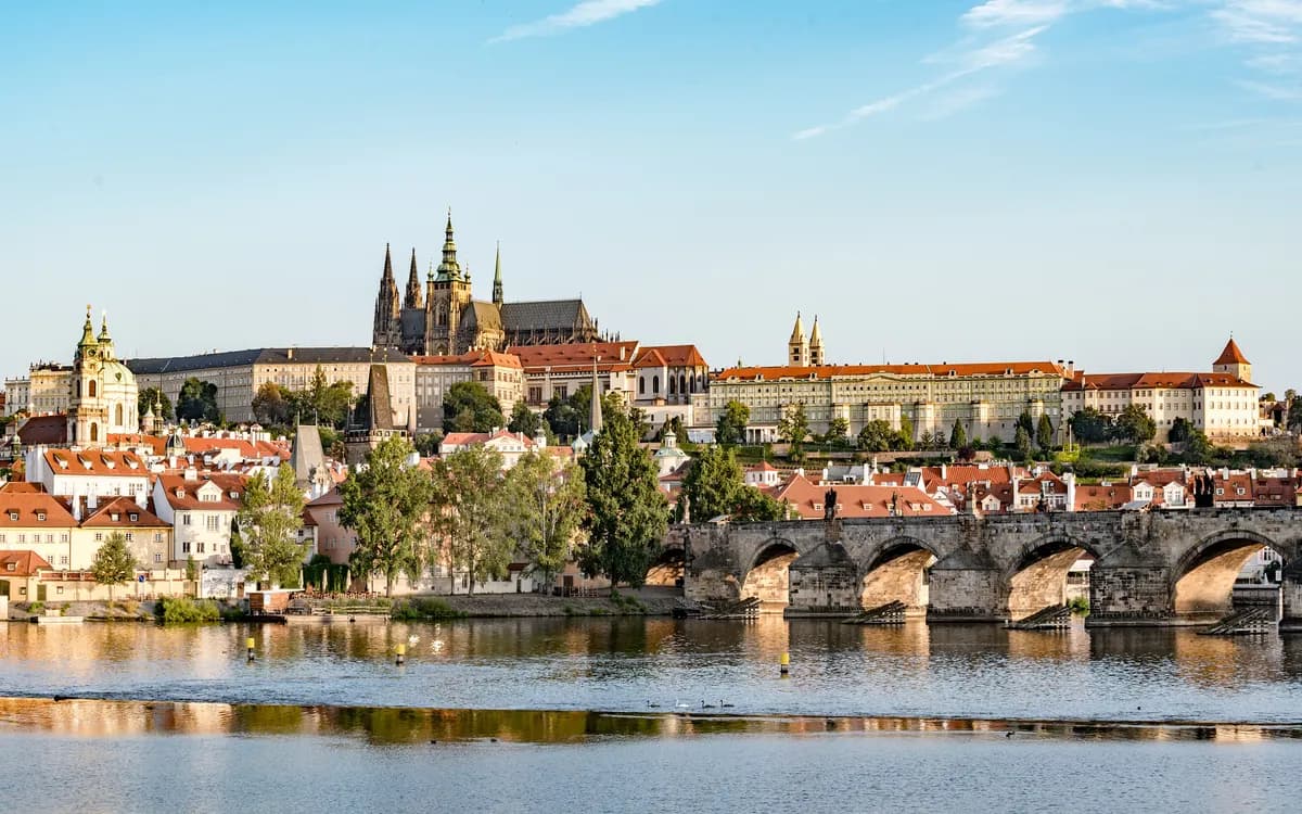 Vltava'nın karşısından Karl Köprüsü ve Prag Kalesi
