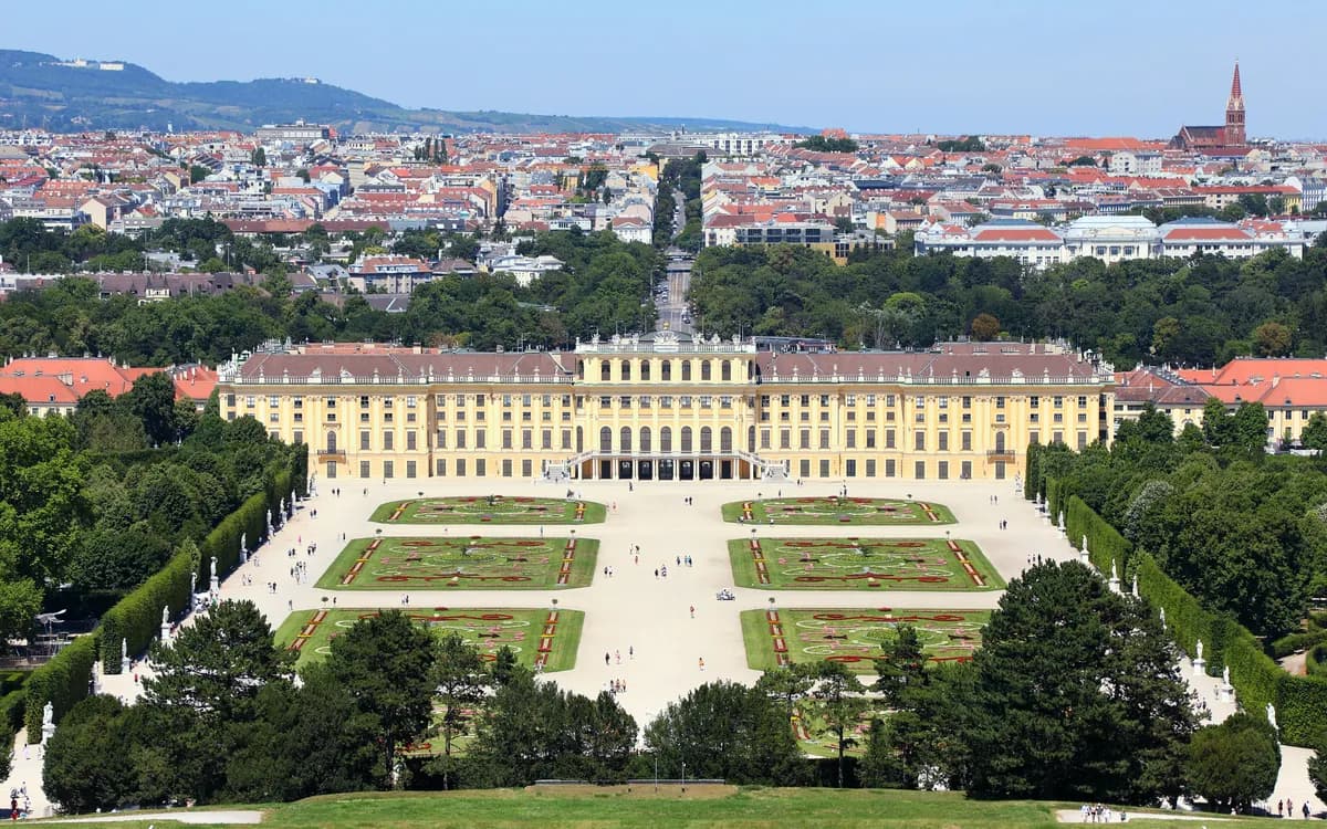 Gloriette'den Schönbrunn Sarayı ve bahçeleri