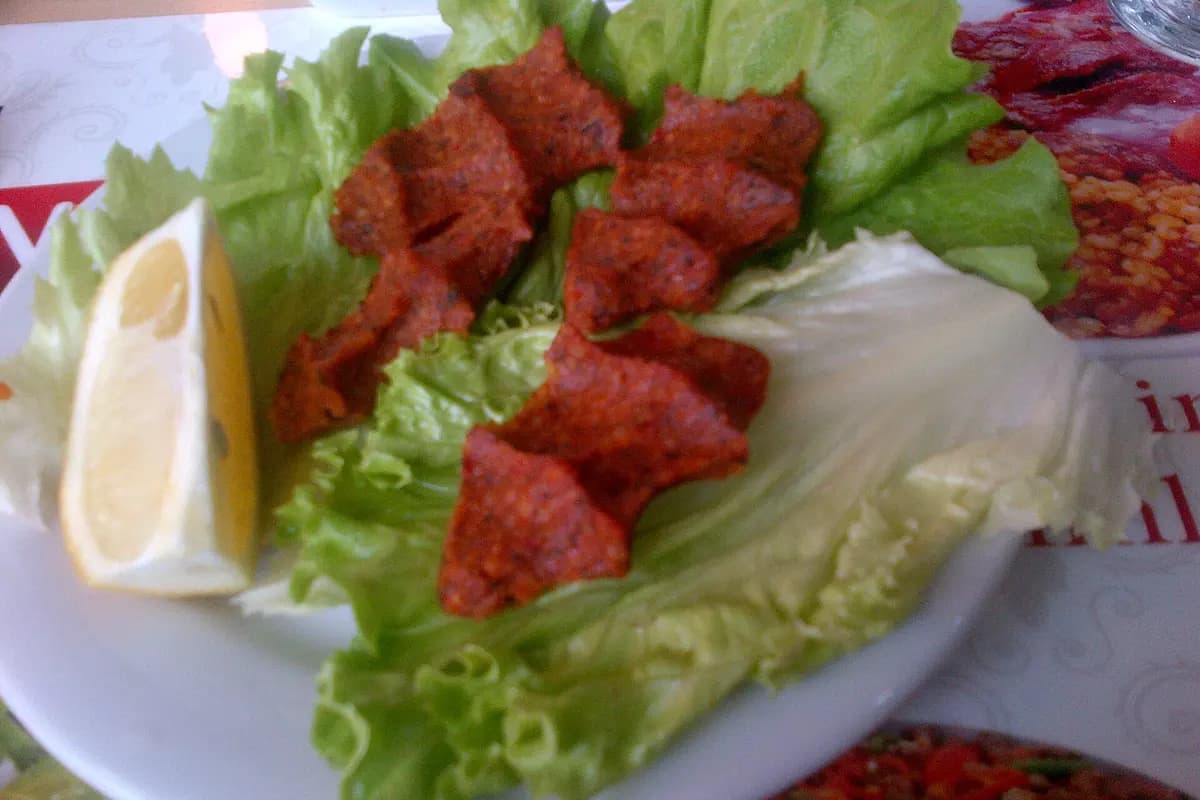 Bir tabak ızgara köfte ve salata